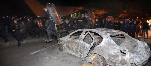 Полиция наводит порядок на улицах Батуми после начала погромов участниками стихийной акции протеста Полиция наводит порядок на улицах Батуми после начала погромов участниками стихийной акции протеста - Sputnik Молдова