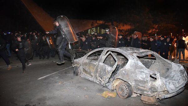 Полиция наводит порядок на улицах Батуми после начала погромов участниками стихийной акции протеста - Sputnik Молдова