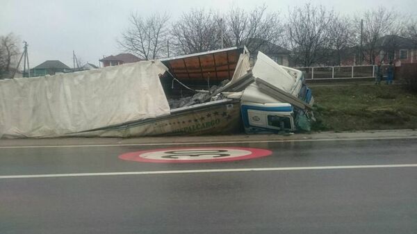 В районе села Гура Каменчий района Флорешты перевернулась фура - Sputnik Молдова