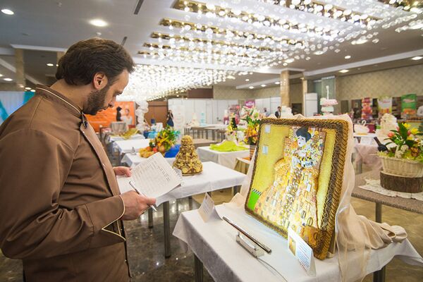 Золотая Адель Густава Климта - полотно выполненное из кондитерской мастики не могло оставить членов жюри конкурса CandyBattle равнодушными - Sputnik Молдова