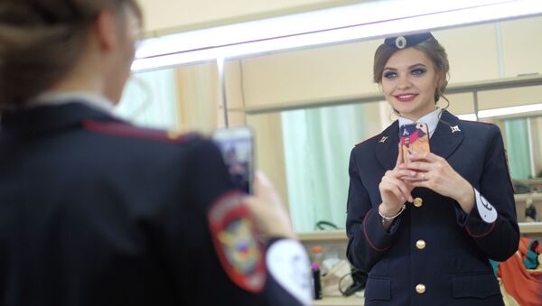 Участница фотографируется перед началом конкурса Краса в погонах в Краснодаре - Sputnik Молдова