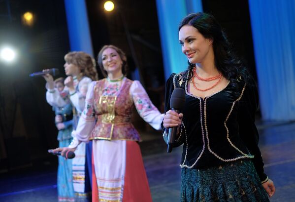 Участницы выступают на сцене во время конкурса Краса в погонах в Краснодаре - Sputnik Молдова