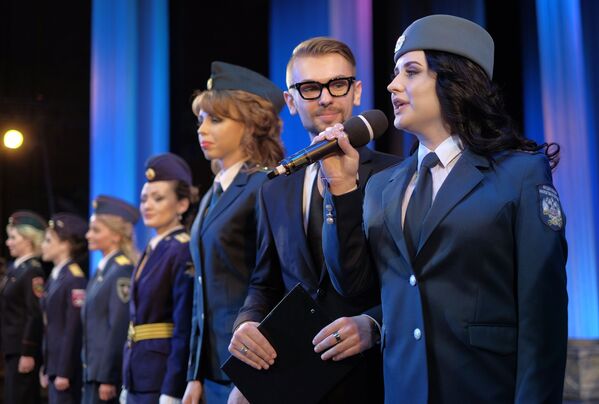 Участницы на сцене во время конкурса Краса в погонах в Краснодаре - Sputnik Молдова