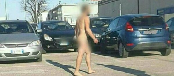 Голый гражданин Молдовы в Италии - Sputnik Молдова