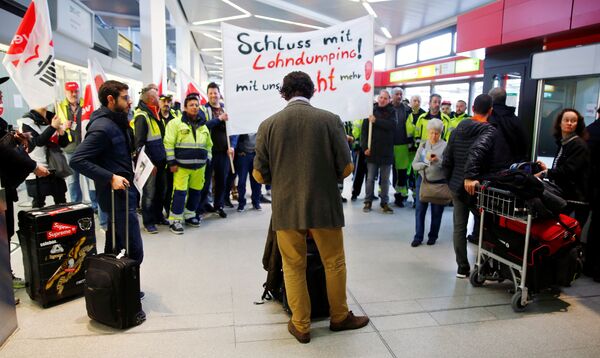 В результате забастовки тысячам пассажиров пришлось изменить свои планы - Sputnik Молдова