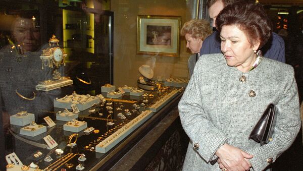 Супруга Президента РФ Н. И. Ельцина в ювелирном магазине - Sputnik Молдова