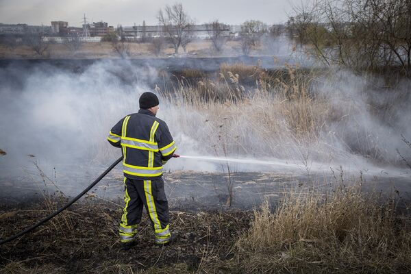 Возгорания сухой растительности - одни из самых сложных - Sputnik Молдова