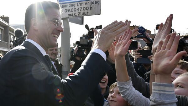 Dutch Prime Minister Mark Rutte gives 'high five' to children after casting his vote for the Dutch general election in The Hague, Netherlands, Wednesday, March 15, 2017 - Sputnik Moldova-România