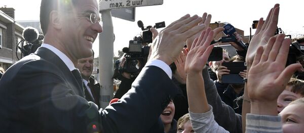 Dutch Prime Minister Mark Rutte gives 'high five' to children after casting his vote for the Dutch general election in The Hague, Netherlands, Wednesday, March 15, 2017 - Sputnik Moldova-România