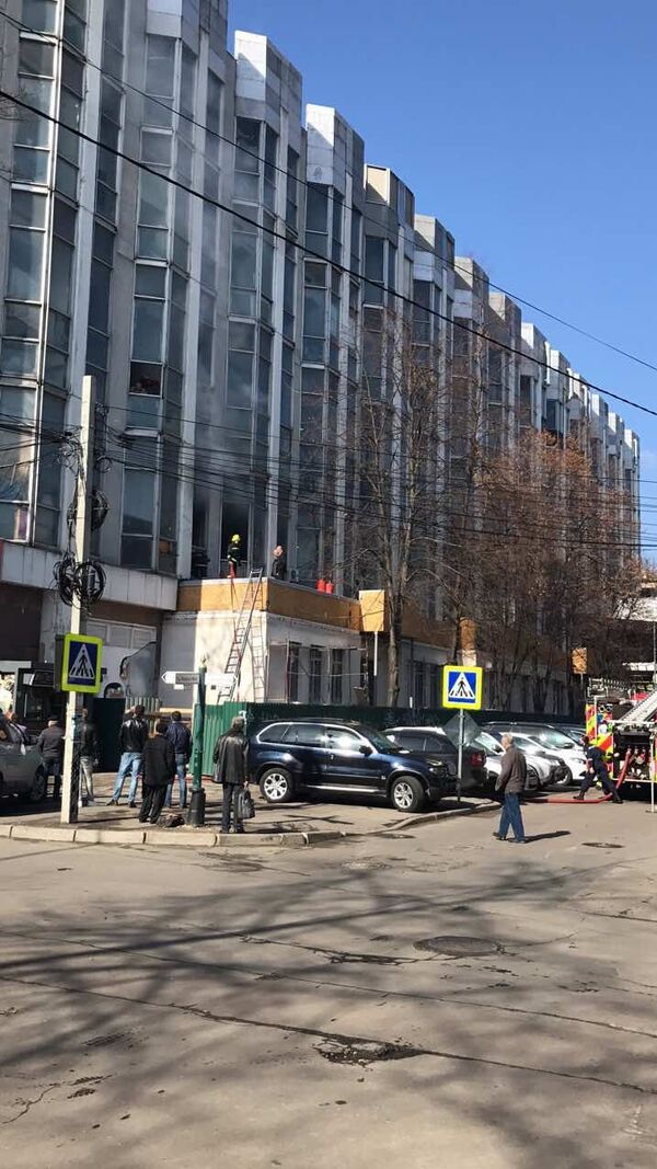 Incendiu pe str. V. Pârcălab 45 - Sputnik Молдова