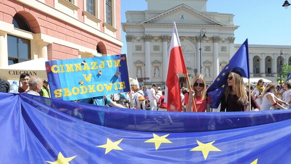 Девушки с флагами Евросоюза и Польши в ходе парада Шумана в Варшаве, 7 мая 2016 года - Sputnik Молдова