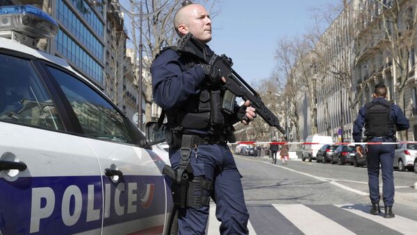 Police outside the International Monetary Fund (IMF) offices where an envelope exploded in Paris, France - Sputnik Молдова