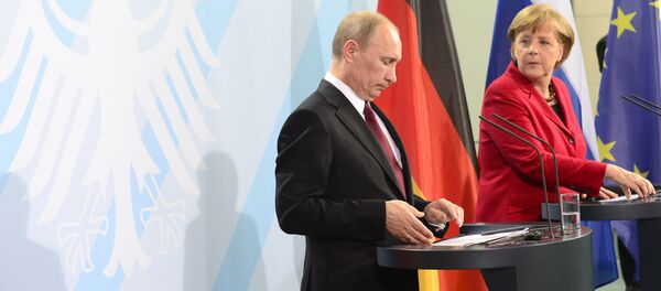 Cancelarul german Angela Merkel (D), și președintele rus, Vladimir Putin (S) - Sputnik Moldova-România