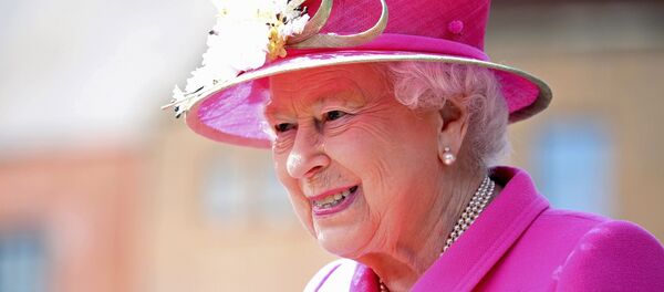 Queen Elizabeth II arrives at the Queen Elizabeth II delivery office in Windsor with Prince Philip, Duke of Edinburgh on April 20, 2016 in Windsor, Britain. Queen Elizabeth II arrives at the Queen Elizabeth II delivery office in Windsor with Prince Philip, Duke of Edinburgh on April 20, 2016 in Windsor, Britain. - Sputnik Moldova-România