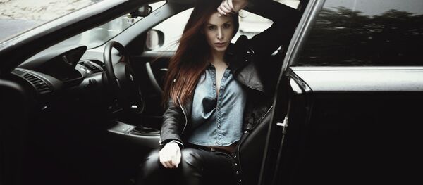 Domnișoară într-un automobil de lux - Sputnik Moldova