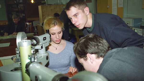 Студенты в лаборатории оптики. - Sputnik Молдова