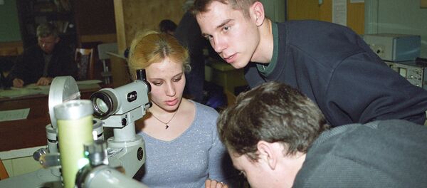 Студенты в лаборатории оптики. Студенты в лаборатории оптики. - Sputnik Молдова