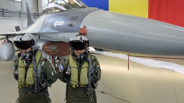 Piloți români stau lângă un F16 - Sputnik Moldova-România