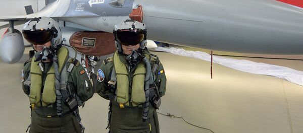 Piloți români stau lângă un F16 Piloți români stau lângă un F16 - Sputnik Moldova-România