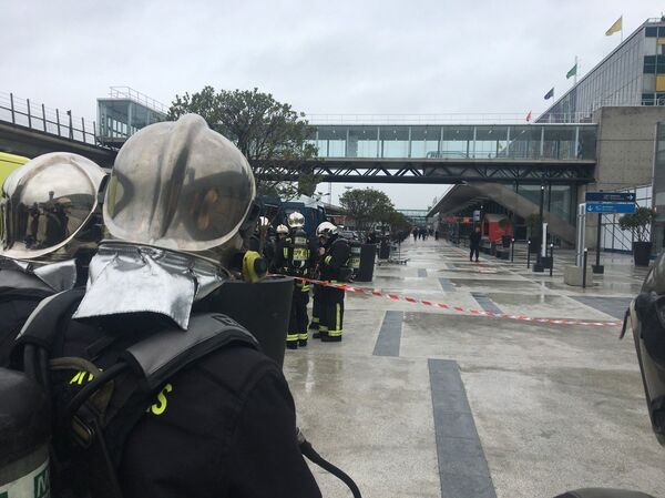 Эвакуация пассажиров из аэропорта Орли в Париже Эвакуация пассажиров из аэропорта Орли в Париже - Sputnik Молдова