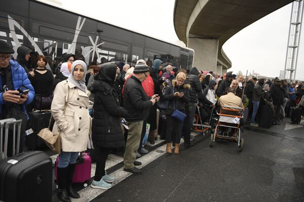 Эвакуация пассажиров из аэропорта Орли в Париже Эвакуация пассажиров из аэропорта Орли в Париже - Sputnik Молдова