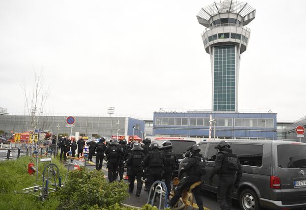 Спецоперация в аэропорту Орли в Париже Спецоперация в аэропорту Орли в Париже - Sputnik Молдова