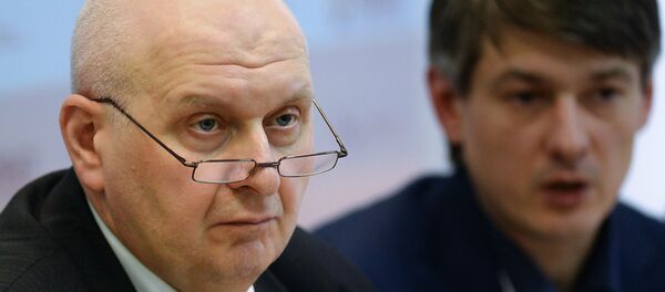 Директор Центра исследований федерального и региональных рынков алкоголя ЦИФРРА Вадим Дробиз (слева) - Sputnik Молдова