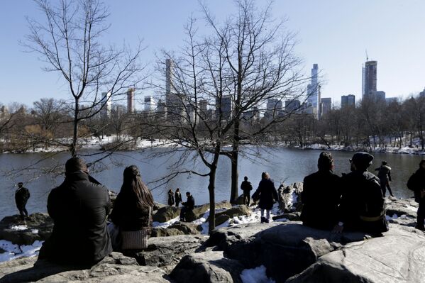 Нью-йоркцы греются на солнце в Центральном парке. - Sputnik Молдова