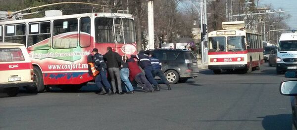 Troleibuz defectat în Chișinău Troleibuz defectat în Chișinău - Sputnik Moldova