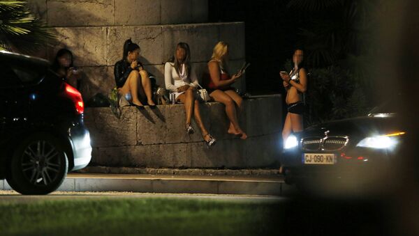 Prostitutes wait for clients in a street of the French southeastern city of Nice, on September 5, 2015 - Sputnik Moldova