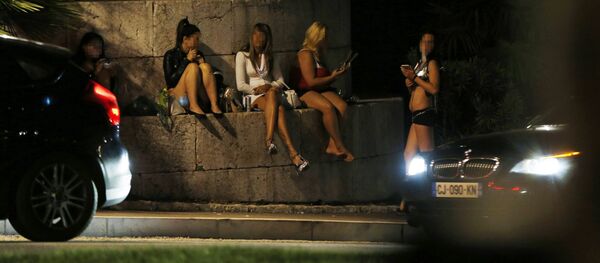 Prostitutes wait for clients in a street of the French southeastern city of Nice, on September 5, 2015 - Sputnik Moldova-România
