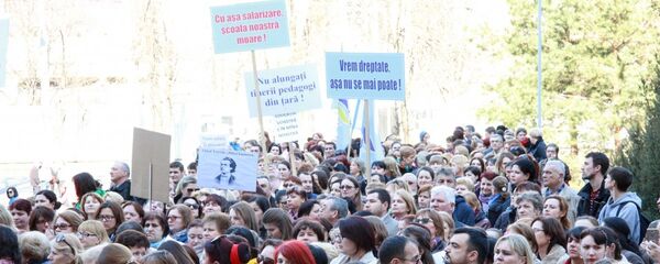 Pedagogii au reluat acțiunile de protest - Sputnik Moldova
