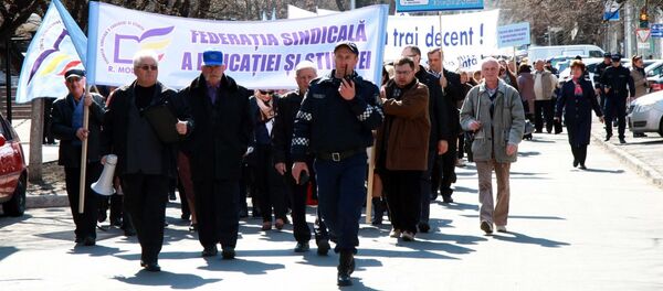 Pedagogii au reluat acțiunile de protest - Sputnik Moldova