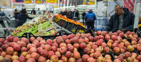 Fruit and vegetable shop in Omsk. File photo - Sputnik Moldova