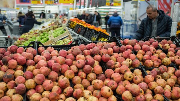 Fruit and vegetable shop in Omsk. File photo - Sputnik Moldova