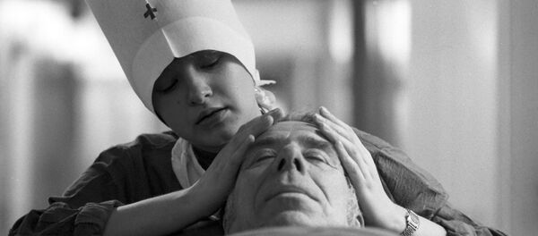 O soră medicală și un pacient la spital O soră medicală și un pacient la spital - Sputnik Moldova-România