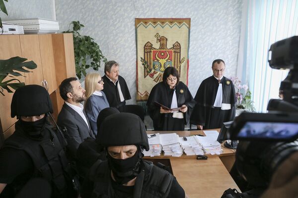 Экс-премьер Молдовы Владимир Филат на объявлении приговора 27 июня 2016 года в суде сектора Буюканы в Кишиневе Экс-премьер Молдовы Владимир Филат на объявлении приговора 27 июня 2016 года в суде сектора Буюканы в Кишиневе - Sputnik Молдова