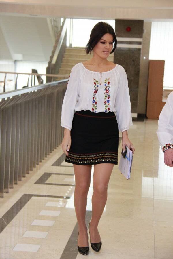 Alina Zotea în fustă scurtă în Parlament Alina Zotea în fustă scurtă în Parlament - Sputnik Moldova