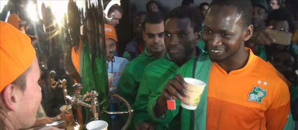 Африканских болельщиков в Краснодаре напоили русским чаем - Sputnik Молдова