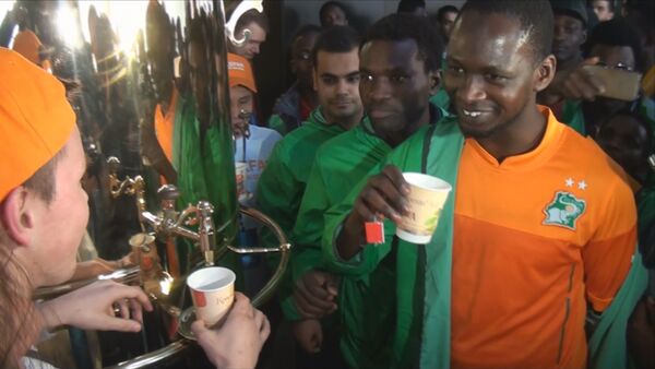 Африканских болельщиков в Краснодаре напоили русским чаем - Sputnik Молдова