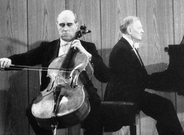 Виолончелист Мстислав Ростропович играет на концерте в Берлине. - Sputnik Молдова