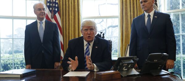President Donald Trump, flanked by Health and Human Services Secretary Tom Price, left, and Vice President Mike Pence, meets with members of the media regarding the health care overhaul bill, Friday, March 24, 2017, in the Oval Office of the White House in Washington. - Sputnik Moldova-România