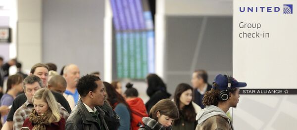  Travelers wait to be ticketed at the United airlines booth  - Sputnik Moldova-România