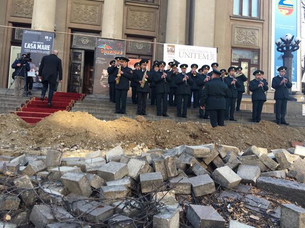 Бульвар Штефна чел Маре у здания театра им. М Эминеску - Sputnik Молдова