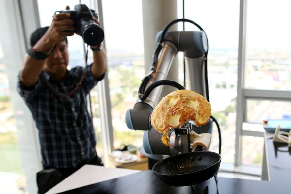 Un robot prepară o omletă la expoziția de noi tehnologii CP All Acadamy de la Bangkok, Thailanda - Sputnik Moldova-România