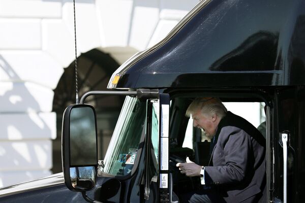 Președintele SUA, Donald Trump, încearcă postura de șofer de camion în timpul unei întâlniri cu Asociația Americană a Transportatorilor - Sputnik Moldova-România