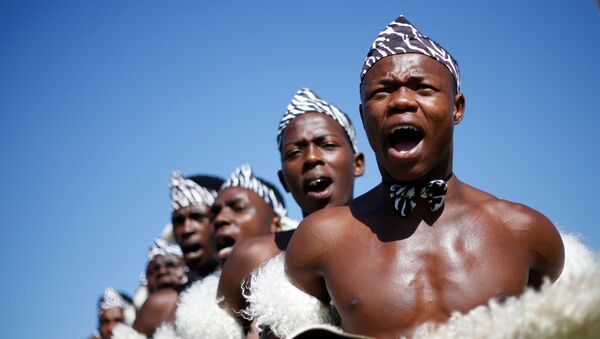 Участники ежегодного традиционного танцевального конкурса танцев Зулу в Дурбане, Южная Африка - Sputnik Молдова