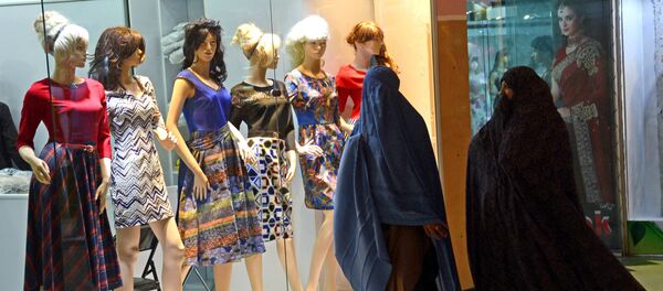 Femeile afgane trec pe lângă vitrinele magazinelor din Herat - Sputnik Moldova-România