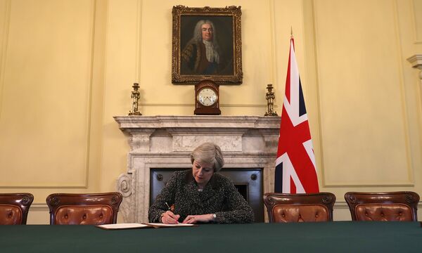 Тереза Мэй подписывает документ о запуске Brexit Тереза Мэй подписывает документ о запуске Brexit - Sputnik Молдова