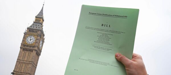 Журналист держит копию документа о запуске Brexit - Sputnik Молдова